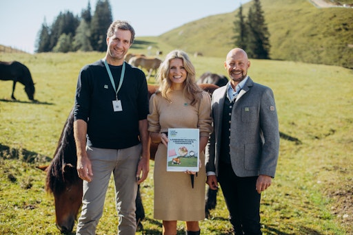Timo Küntzle, Maria Fanninger, Hannes Royer mit dem neuen Report
