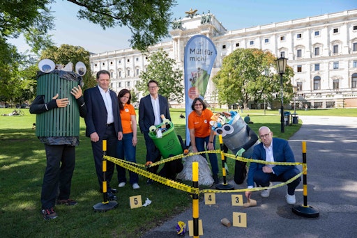 Von links nach rechts: Umweltminister Norbert Totschnig,
Klimastadtrat Jürgen Czernohorszky und ÖSTERREICH SAMMELT-Sprecher
Andreas Pertl mit den Trashbusters und Abfallberaterinnen der MA48
Wien beim Auftakt im Burggarten.
