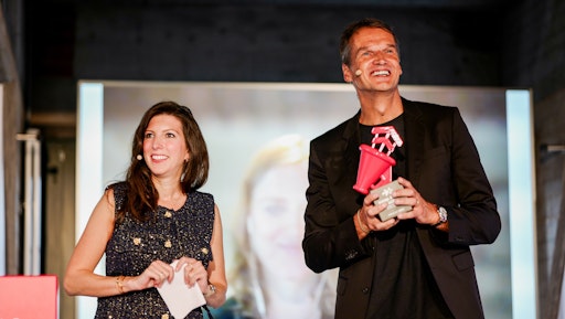  scoop Award 2025 für den Podcast "OK, America?" an Rieke Havertz
(per Video zugeschaltet) und Klaus Brinkbäumer, der die Auszeichnung
von Laudatorin Damla Hekimoglu (Tagesschau) entgegennahm. //
Weiterer Text über ots und www.presseportal.de/nr/8218 / Die
Verwendung dieses Bildes für redaktionelle Zwecke ist unter
Beachtung aller mitgeteilten Nutzungsbedingungen zulässig und dann
auch honorarfrei. Veröffentlichung ausschließlich mit
Bildrechte-Hinweis.