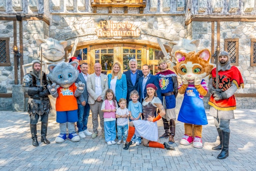 Gruppenfoto mit Ehrengästen anlässlich der Eröffnung des
Restaurants