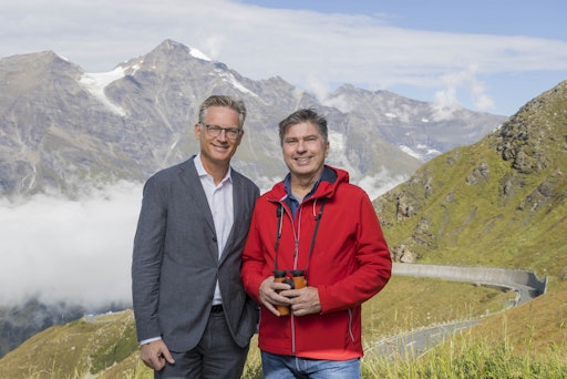 Vorschau Bild von (v.l.n.r.:) Dr. Johannes Hörl (Vorstand Großglockner
Hochalpenstraßen AG) und Dr. Robert Lindner (Direktor Haus der Natur
und Juryvorsitzender Glockner Öko-Forschungs-Fonds)