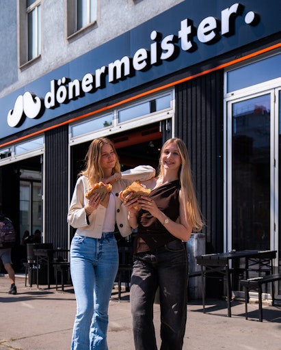 Grand Opening Dönermeister vor der Oper Dönermeister eröffnet
seinen neuen Standort direkt vor der Wiener Staatsoper. Zur Feier
gibt es am Dienstag den 16.09.25 den ganzen Tag gratis Kebap für
alle. Ein kulinarisches Highlight mitten im Herzen Wiens!