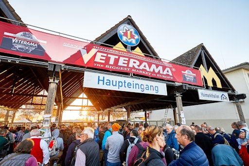 The photo shows the main entrance to VETERAMA at the Maimarkt
grounds in Mannheim-Europe's largest classic car market. A long line
of people has formed in front of the entrance. Visitors eagerly
jostle their way toward the entrance, proving the fair's great
popularity and appeal. It's a typical start to an exciting day full
of automotive treasures. Photo source: Veterama // Weiterer Text
über ots und www.presseportal.de/nr/180943 / Die Verwendung dieses
Bildes für redaktionelle Zwecke ist unter Beachtung aller
mitgeteilten Nutzungsbedingungen zulässig und dann auch honorarfrei.
Veröffentlichung ausschließlich mit Bildrechte-Hinweis.