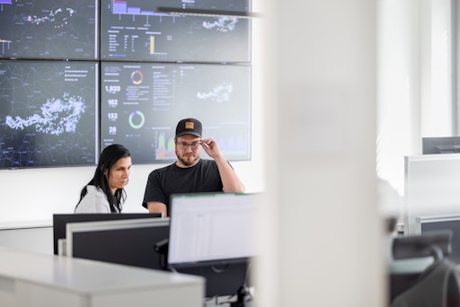 Vorschau Bild von Schindler setzt seit Jahren auf den kontinuierlichen Ausbau und
die Professionalisierung der digitalen Wartung. Im Technical
Operations Center am Wienerberg werden rund um die Uhr selbst
kleinste Abweichungen einer Anlage erkannt, an das System gemeldet
und können so in bestimmten Fällen aus der Ferne behoben werden. Die
durchschnittliche Ausfallzeit vernetzter Aufzüge ließ sich dadurch
um bis zu 34 Prozent reduzieren. Neben den deutlich verringerten
Ausfallzeiten wurden jetzt auch die Klima- und Umweltverträglichkeit
der neuen, nachhaltigen Wartung analysiert und vom TÜV zertifiziert.