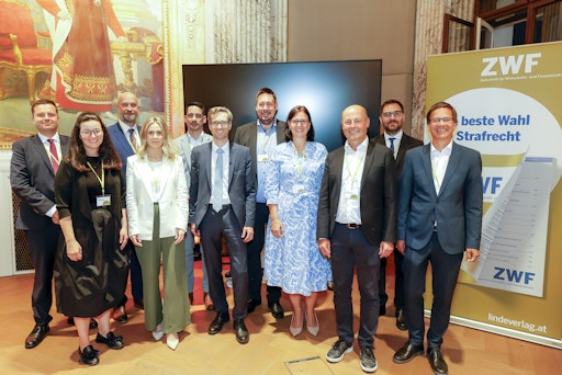 Beim achten Get-together der Zeitschrift für Wirtschafts- und
Finanzstrafrecht (ZWF) am 10. September 2025 diskutierten
Expert:innen aus Justiz, Wirtschaft und Wissenschaft im Prunksaal
bei LeitnerLeitner am Schwarzenbergplatz über die Frage, wie
organisierter Cyberkriminalität wirksam begegnet werden kann.
Gastgeber waren Linde Verlag, LeitnerLeitner, LeitnerLaw und wkk
law.