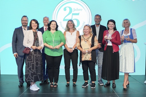 Vorschau Bild von Mitarbeiter:innen, die seit der Gründung der Klinik im Jahr 2000
dabei sind, erhielten eine besondere Anerkennung.