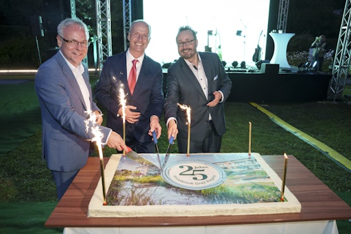 Vorschau Bild von Martin Fuchs (CEO Mavie Med), Prim. Priv.-Doz. Dr. Andreas Fuchs
(Interim. Ärztlicher Leiter) und Werner Fischl (Geschäftsführer)
schnitten die Jubiläumstorte an.