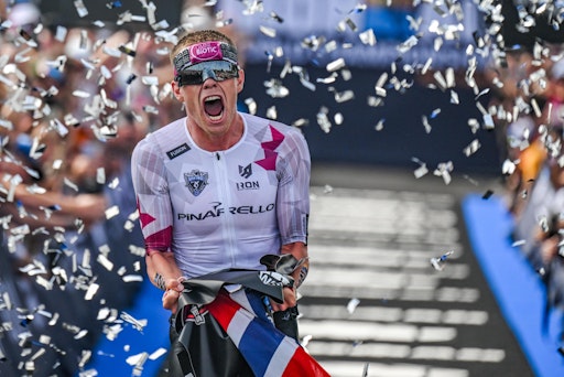 Als Casper Stornes in Nizza über die Ziellinie lief, war klar:
ein neuer Champion schreibt Triathlon-Geschichte. Doch hinter dem
WM-Titel steckt mehr als Training, Taktik und Disziplin – es ist
auch die Geschichte darüber, wie gezielte Unterstützung im Bereich
Regeneration, Energie und Darmgesundheit den Unterschied machen
kann.