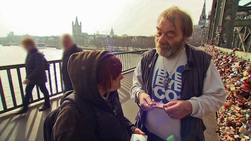 Vorschau Bild von Carola will ihre Liebe zu Lothar mit einem Schloss auf der
Hohenzollernbrücke besiegeln. // Weiterer Text über ots und
www.presseportal.de/nr/6605 / Die Verwendung dieses Bildes für
redaktionelle Zwecke ist unter Beachtung aller mitgeteilten
Nutzungsbedingungen zulässig und dann auch honorarfrei.
Veröffentlichung ausschließlich mit Bildrechte-Hinweis.