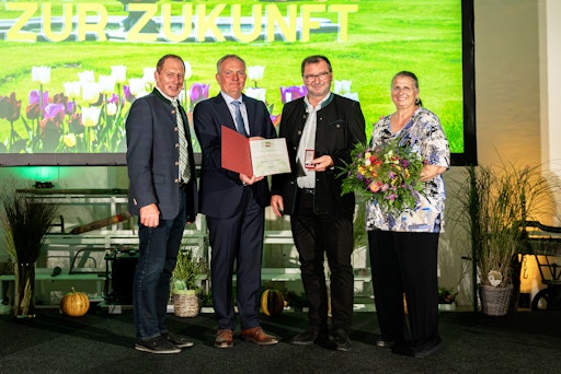  Ehrung von LK Wien Präsident Norbert Walter (3.v.l.) für seine
Verdienste für den österreichischen Gartenbauverband durch
LKÖ-Präsident Josef Moosbrugger (l.), dem stellvertretenden Obmann
des Bundesgartenbauverbandes Karl Auer und der Päsidentin des
Bundesgartenbauverbandes Ulrike Jezik-Osterbauer.