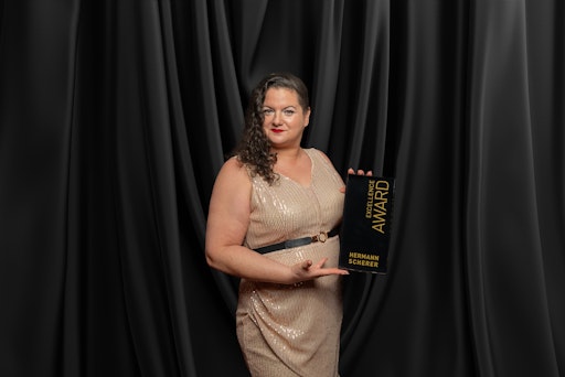  Natascha Ditha BERGER mit Excellence Award vor schwarzem Vorhang
