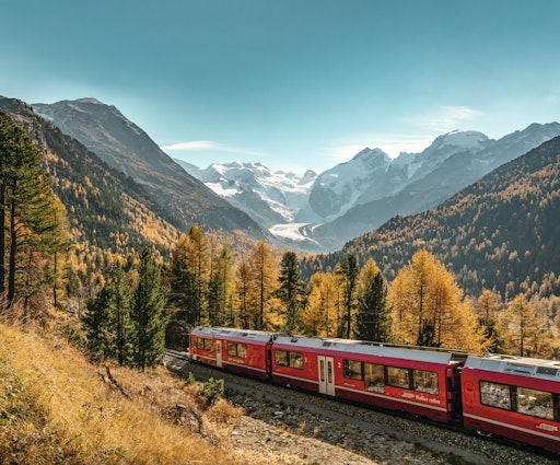 Vorschau Bild von Rhätische Bahn (RhB) bei der Montebello Kurve mit
Morteratschgletscher und Piz Bernina im Herbst.