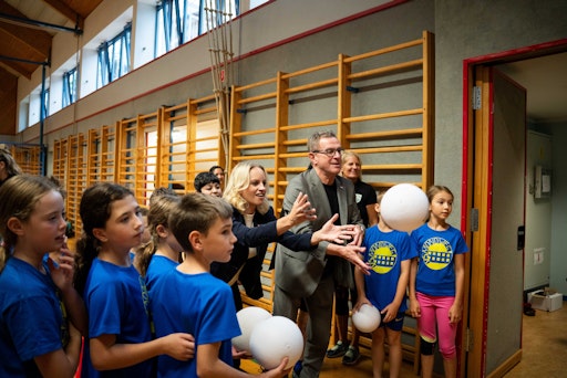 Vorschau Bild von Foto von der heutigen Pressekonferenz Vorführung einer Täglichen
Bewegungseinheit