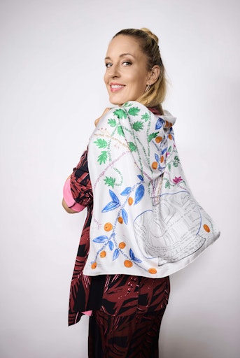 Entworfen von Schauspielerin Lilian Klebow vereint dieses
exklusive Accessoire florales Design mit kraftvollen Botschaften.