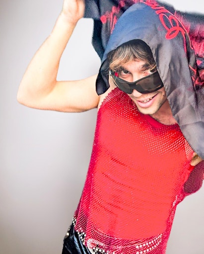 Vorschau Bild von Entworfen von Musiker Bibiza und Künstler Egor Lovki vereint
dieses exklusive Accessoire ein ausdrucksstarkes Selbstportrait mit
künstlerischer Tiefe.