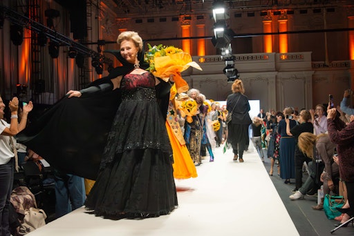 Die Best-Age Models 60, 70, 80 Jahre plus der Wiener
Pensionist*innenklubs rockten erneut mit einer selbst-designten
Upcycling-Kollektion die Eröffnung der Vienna Fashion Week.