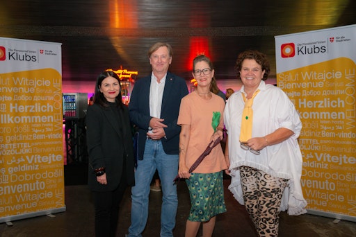 Vorschau Bild von Madlena Komitova, (rechts) Leiterin der Pensionist*innenklubs für
die Stadt Wien, und Christian Hennefeind, Geschäftsführer der Häuser
zum Leben, freuten sich über einen vollen Saal der Halle E des
Museumsquartiers und die tolle Stimmung. Auch prominente
Unterstützer*innen wie Regisseurin Amina Handke (2. von rechts) und
Vertreter*innen von anderen Sozial-Organisationen wie Sabine Didio
(links) von der Volkshilfe feuerten die Senior*innen am Laufsteg an.