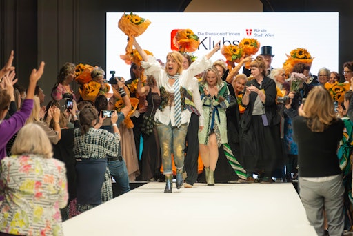 Vorschau Bild von Beim Umarbeiten in zeitgemäße Designs dieser Ausgangsmaterialien
geht es der Projektleiterin Irena Reichel (Bild Mitte) und den 20
modebegeisterten Klub-Mitgliedern des Atelier+, die sowohl als
Designerinnen als auch als Models agieren, um ein Statement: weg von
Fast-Fashion hin zu Langlebigkeit und mehr Individualität. Denn die
Ausgangsbasis der Modelle sind stets Textilien, die schon einmal in
Verwendung waren. Diese werden in einem aufwendigen Prozess
aufgewertet und für die*den individuelle*n Träger*in personalisiert.