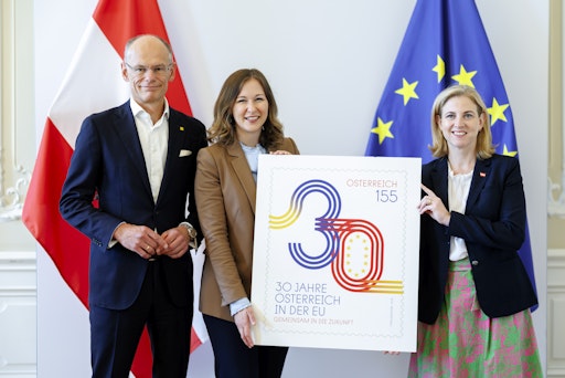 Walter Oblin, Generaldirektor, Österreichische Post AG, Claudia
Plakolm, Bundesministerin für Europa, Integration und Familie im
Bundeskanzleramt, und Beate Meinl-Reisinger, Bundesministerin für
europäische und internationale Angelegenheiten, bei der Präsentation
der Briefmarke "30 Jahre Österreich in der EU"