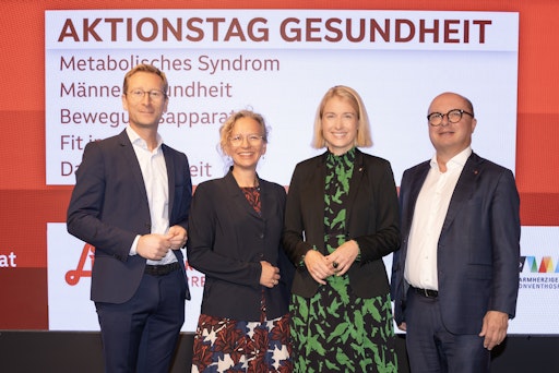 Chefredakteur Stefan Hartl (ORF OÖ), Vizepräsidentin Mag.pharm.
Monika Aichberger (OÖ Apothekerkammer), LH-Stv. Mag. Christine
Haberlander, Präsident Mag.pharm. Thomas W. Veitschegger (OÖ
Apothekerkammer)