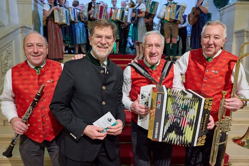 Andreas Zakostelsky, der alte und der neue Obmann des Vereins der
Steirer in Wien, mit den Stoanis beim Steirerball 2025. Er wird auch
am 9. Jänner 2026 Gastgeber in der Hofburg sein.