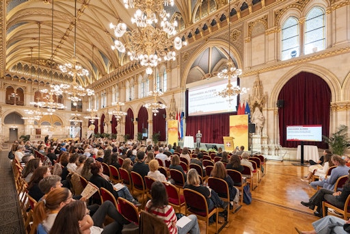 Vorschau Bild von Der Festsaal des Wiener Rathauses war bei der Wiener
Gesundheitsförderungskonferenz 2025 sehr gut gefüllt.