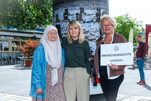 Die bosnische Helferin Emina Mehmedović, die Ottakringer
Bezirksvorsteherin Steffi Lamp und Monika Salzer, Gründerin der Omas
gegen Rechts.