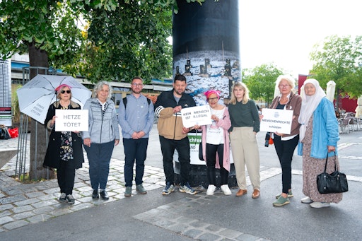 Vorschau Bild von SOS Balkanroute, Pfarrnetzwerk Asyl, Helfer:innen aus Bosnien mit
der Ottakringer Bezirksvorsteherin Steffi Lamp vor den Säulen der
Erinnerung.