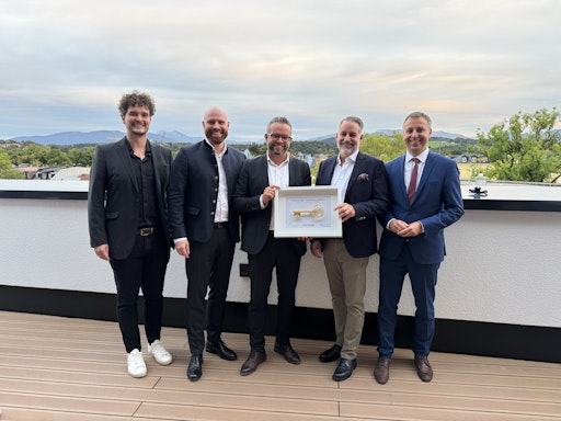 v.l.n.r.: Johannes Romstätter, Architekten + Stadtplaner
Romstätter PartmbB; Konrad Baur, MdL CSU; Christoph Strasser,
Geschäftsführer der MaxSolar GmbH; Michael Hartinger,
Geschäftsführer der Hartinger Unternehmensgruppe; Dr. Christian
Hümmer, Erster Bürgermeister der Stadt Traunstein (Oberbayern) //
Weiterer Text über ots und www.presseportal.de/nr/170503 / Die
Verwendung dieses Bildes für redaktionelle Zwecke ist unter
Beachtung aller mitgeteilten Nutzungsbedingungen zulässig und dann
auch honorarfrei. Veröffentlichung ausschließlich mit
Bildrechte-Hinweis.