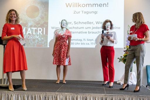 Vorschau Bild von Team Matriforum bei der Begrüßung auf einer Tagung in Berlin