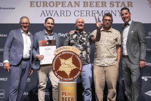 Vorschau Bild von Freude über die Auszeichnung: Die Braumeister Markus Thaller und
Martin Simion nahmen mit Alexander Wolfinger, dem Linzer Bier
Markenverantwortlichen der Brau Union Österreich, (2.-4.v.l.) den
Preis in München entgegen.