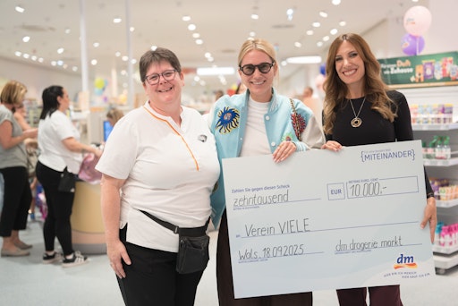 Vorschau Bild von Alle Einnahmen aus der Kassieraktion werden dem Verein VIELE
gespendet. Der Verein betreibt in Salzburg Frauenhäuser und bietet
Unterstützung und Beratung für Frauen, Mädchen und Familien. dm
drogerie markt hat den Stunden-Umsatz großzügig aufgestockt – so
können die Projekte des Vereins VIELE mit 10.000 Euro unterstützt
werden. Im Bild: (v.l.) Gerlinde Schmidleitner (dm
Marktverantwortliche), Karin Teigl („Constantly K“) und Andrea Hiotu
(dm Regionsleiterin)