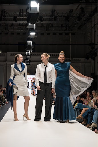  Designerin Kassandra Bornhöft (Mitte) sowie
ReFASHION-Geschäftsführerin Isabella Boitllehner (rechts) und Jana
Ragger freuen sich über den gelungenen Auftritt bei der Vienna
Fashion Week.