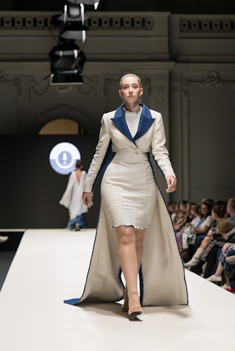 Vorschau Bild von Ein Couture-Modell des Projektes ReFASHION am Laufsteg der Vienna
Fashion Week, designt von Kassandra Bornhöft und präsentiert von
Jana Ragger.