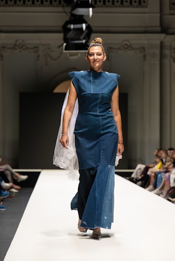 Vorschau Bild von Ein Couture-Modell des Projektes ReFASHION am Laufsteg der Vienna
Fashion Week, designt von Kassandra Bornhöft und präsentiert von
Isabella Boitllehner.