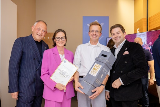 Feier zu 10 Jahre RC: Übergabe der Urkunde von Thomas Ebm (CEO
WPK) und Univ. Prof. Dr. Christoph Zielinski (Ärztlicher Direktor,
WPK) an Dr. Phillip Peloschek (Radiology Center Wien) und Dr. Martha
Hoffmann (Radiology Center Wien)