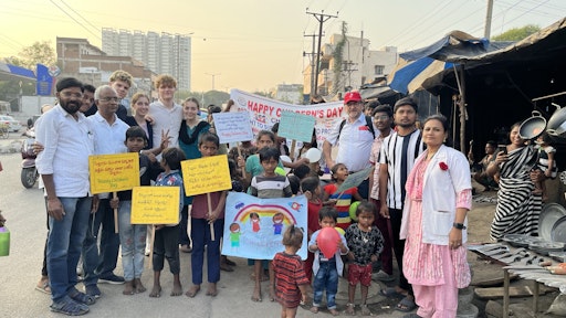 Gemeinsam mit benachteiligten Kindern machte Jugend Eine
Welt-Geschäftsführer Reinhard Heiserer anlässlich des Weltkindertags
in Hyderabad/Indien auf das Thema Kinderrechte aufmerksam.