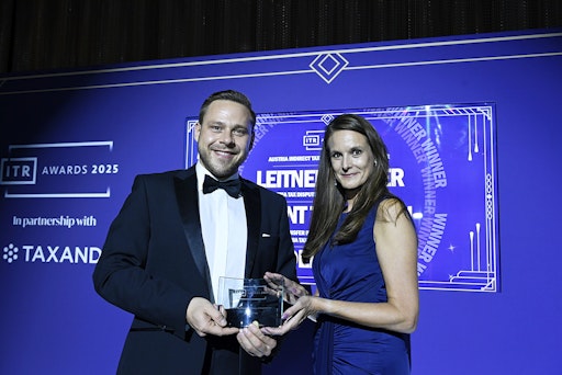 Raphael Holzinger und Claudia Modarressy nehmen den ITR-Award
2025 entgegen.