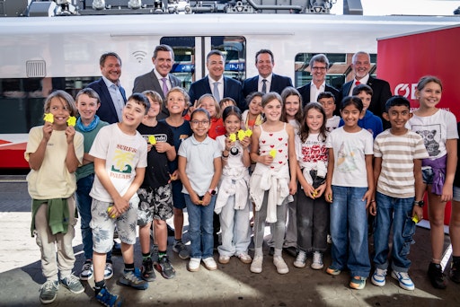 Schüler:innen und (v.l.n.r.) technischer Geschäftsführer
Innsbrucker Verkehrsbetriebe (IVB) Ekkehard Allinger-Csollich,
Bundesminister Peter Hanke, EU-Kommissar Apostolos Tzitzikostas,
Landesrat René Zumtobel, Geschäftsführer Verkehrsverbund Tirol (VVT)
Alexander Jug und ÖBB Regionalmanager Werner Dillitz