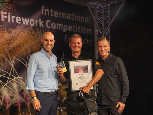 Team Pyrotex Fireworx aus England gewinnt Internationalen
Feuerwerkswettbewerb 2025 in Hannover (v.l. Hannovers
Oberbürgermeister Belit Onay, Pyro-Teamchef England Mark Kesall, HVG
Geschäftsführer Andrré Lawiszus) // Weiterer Text über ots und
www.presseportal.de/nr/171861 / Die Verwendung dieses Bildes für
redaktionelle Zwecke ist unter Beachtung aller mitgeteilten
Nutzungsbedingungen zulässig und dann auch honorarfrei.
Veröffentlichung ausschließlich mit Bildrechte-Hinweis.