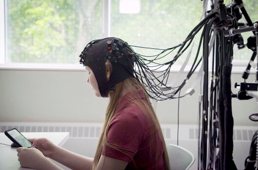 Zur ARTE-Sendung Der digitale Tsunami Neurologisches Experiment
zur Handynutzung: Der übermäßige Konsum von Social Media kann zu
Sucht, Angstzuständen und depressiven Symptomen führen. © White Pine
Pictures Foto: ZDF Honorarfreie Verwendung nur im Zusammenhang mit
genannter Sendung und bei folgender Nennung "Bild:
Sendeanstalt/Copyright". Andere Verwendungen nur nach vorheriger
Absprache: ARTE-Bildredaktion, Silke Wölk Tel.: +33 3 90 14 22 25,
E-Mail: bildredaktion@arte.tv // Weiterer Text über ots und
www.presseportal.de/nr/9021 / Die Verwendung dieses Bildes für
redaktionelle Zwecke ist unter Beachtung aller mitgeteilten
Nutzungsbedingungen zulässig und dann auch honorarfrei.
Veröffentlichung ausschließlich mit Bildrechte-Hinweis.