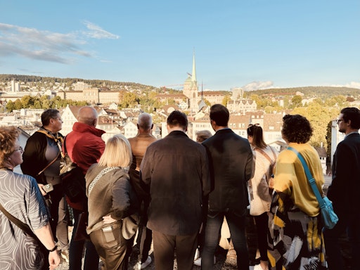 Vorschau Bild von Die Exkursionteilnehmer:innen verschaffen sich einen ersten
Überblick von der Stadt Zürich