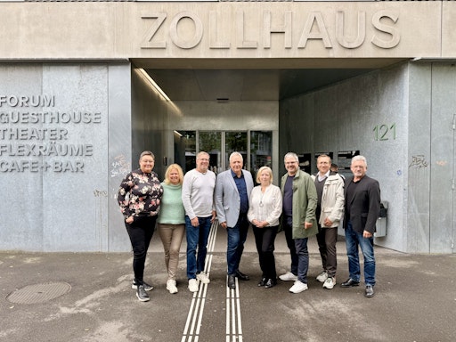 Vorschau Bild von v.l.n.r.: Claudia Hahn (BRW), Nicole Hager-Wildenrotter
(Mietervereinigung), Roland Hattinger (BRW), Michael Gehbauer
(GBV-Obmann), Andrea Washietl (VWBF-Obfrau), Robert Oberleitner
(Neue Heimat OÖ), Stefan Haubenwallner (GSG) und Nikolaus Stadler
(GWG)