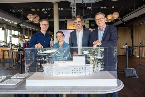 Vorschau Bild von V.l.: Tom Gibson (Haworth Tompkins), Christina Kimmerle (DTFLR),
Matthias Prichzi (ATG Live GmbH), Joachim Hilke (ATG Entertainment)