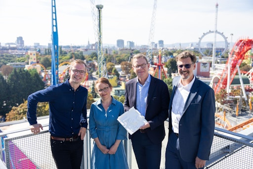 Vorschau Bild von V.l.: Tom Gibson (Haworth Tompkins), Christina Kimmerle (DTFLR),
Matthias Prichzi (ATG Live GmbH), Joachim Hilke (ATG Entertainment)