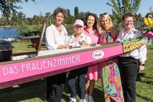 https://www.apa-fotoservice.at/galerie/39465 v.l.n.r.: Claudia
Schauflinger und Andrea /Vienna Pink Dragons, Claudia Müller-Jursik
und Karin Storzer/beide Gilead Österreich, Julia Glocker/Vienna Pink
Dragons
