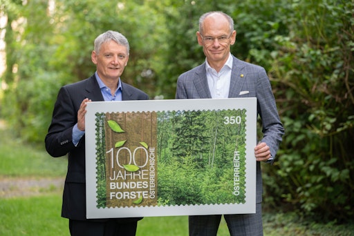 v.l.: Georg Schöppl, Vorstandssprecher der Österreichischen
Bundesforste, und Walter Oblin, Generaldirektor der Österreichischen
Post AG, bei der Präsentation der neuen Sonderbriefmarke
