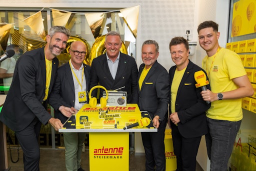 Vorschau Bild von Landeshauptmann Mario Kunasek überreicht die Jubiläumstorte zum
30er der Antenne Steiermark – v.l.n.r.: Michael Brunner
(Verkaufsleitung Antenne), Markus Mair (Vorstandsvorsitzender Styria
Media Group), Gottfried Bichler (Geschäftsführer Antenne), Manuel
Krispl (Prok., Leitung Marketing & Digital), Maximilian Prasch
(Moderator Antenne)