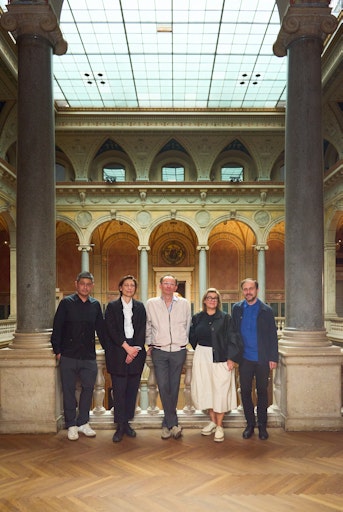 Jury der MAK Schindler Stipendien 2026/2027 (v. l. n. r.): Aric
Chen (Direktor, Zaha Hadid Foundation, London), Laura Weißmüller
(Redakteurin, Wochenende/Architektur, Süddeutsche Zeitung GmbH,
München), Markus Krottendorfer (Künstler, Wien), Lilli Hollein
(Generaldirektorin und wissenschaftliche Geschäftsführerin, MAK,
Wien) und Daniel Muzyczuk (Direktor, Muzeum Sztuki, Łódź).