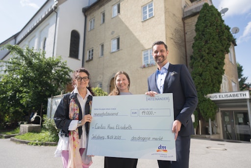 v.l.n.r.: Andrea Schmid (Direktorin Caritas Salzburg) Kristina
Widerin (Sozialarbeiterin Haus Elisabeth) und Christian Freischlager
(Mitglied der Geschäftsleitung von dm Österreich) bei der dm
Scheck-Übergabe von 19.000 Euro vor dem Haus Elisabeth.